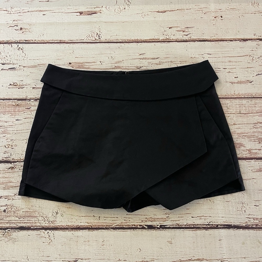 Aritzia Sunday Best Asymmetrical Shorts Size 6 Women's Black Summer